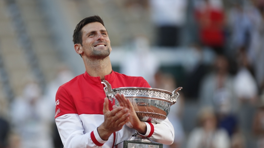 Ngược dòng hạ Tsitsipas, Djokovic vô địch Roland Garros với hàng loạt kỷ lục